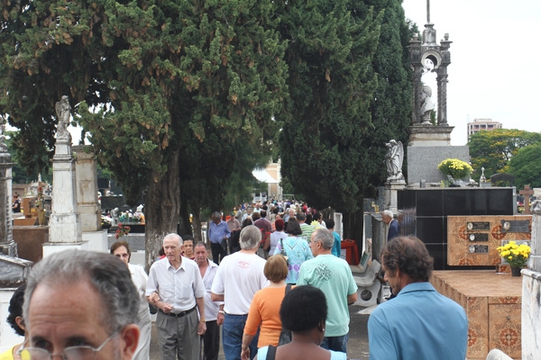 HOMENAGEM - Visitantes andam pelo corredor principal do Cemitério da Saudade na manhã da última terça-feira. Movimento foi intenso durante todo o dia